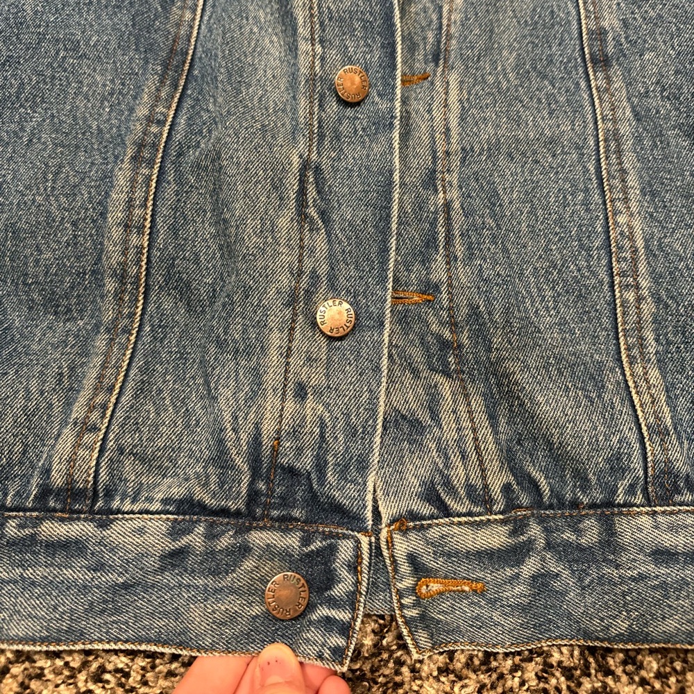 Perfectly worn distressed vintage Rustler Dark Wash Denim Jacket Size Large - Picture 6 of 7
